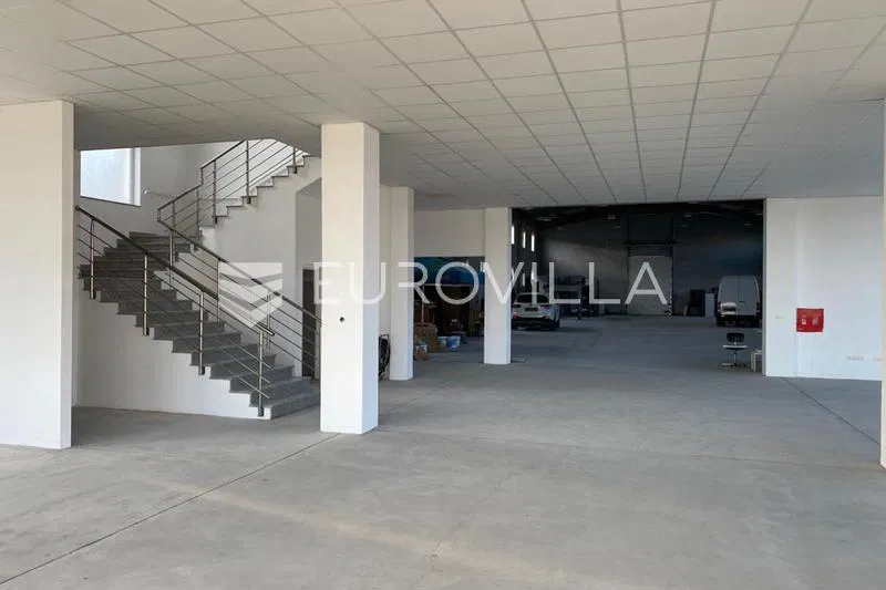 Slavonski Brod, industrijska zona, poslovna zgrada 1.350 m², blizina autoceste