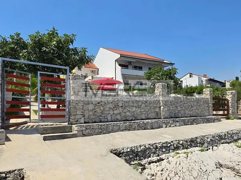 Stunning frontline Estate in privileged location – 2