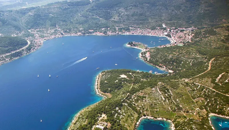 Grad Vis - poljoprivredno zemljište 39.000 m2 s dvije male ruševine
