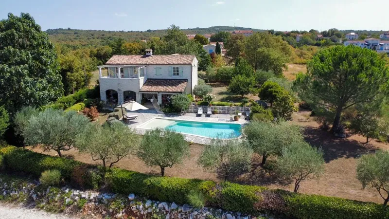Elegantna istarska vila s panoramskim pogledom, bazenom i maslinama