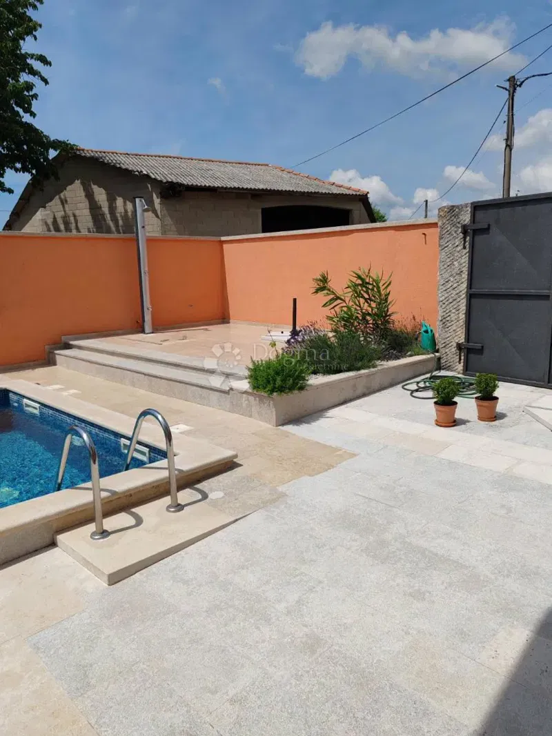 Casa Tinjan, 332m2 – 3
