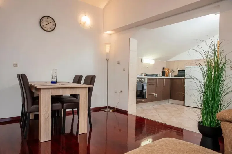 Villa con appartamenti e un bellissimo giardino – 3