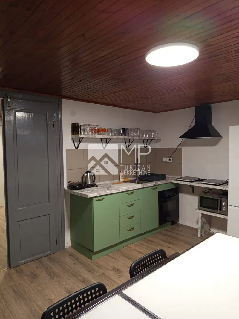 Buzet, Drei-Zimmer-Wohnung im zweiten Stock in der Altstadt, 84 m2