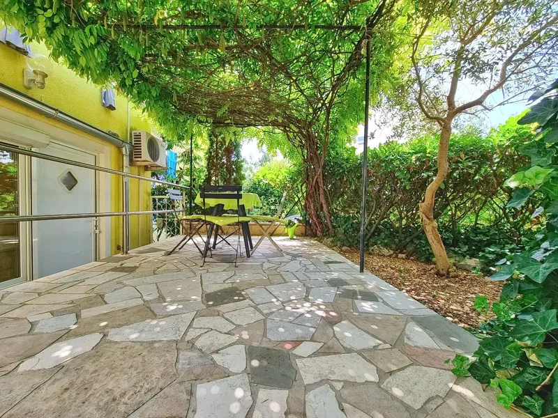 Malinska, apartment with a spacious green terrace! – 3