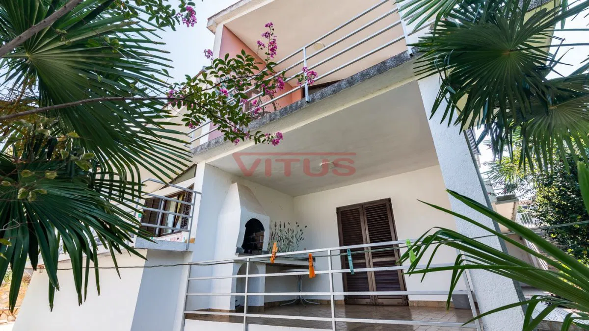 Samostojeća kuća sa tri apartmana (k1101)
