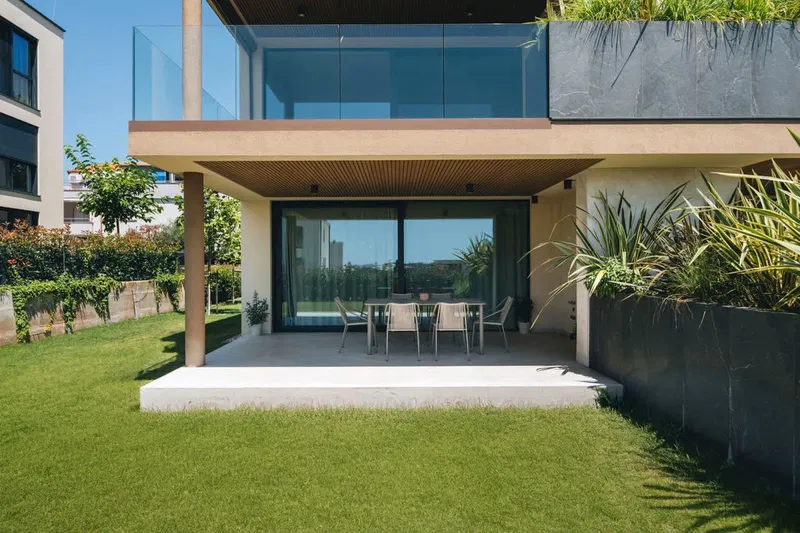 Luxury apartment with spacious private garden and sea view – 2