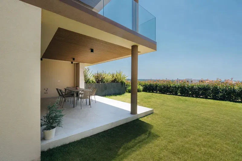 Luxury apartment with spacious private garden and sea view – 3