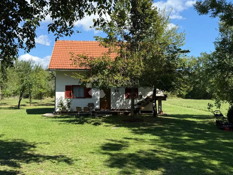 KUĆA S UREĐENIM DVORIŠTEM 2088 M2 , 70% IZGRADIVOSTI