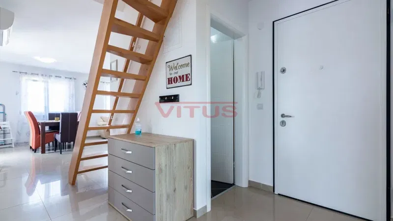 Opremljen trosobni apartman sa pogledom na more (s2281)