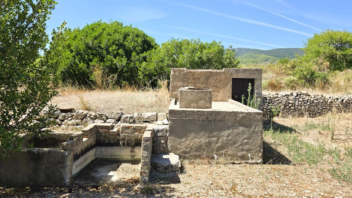 Otok Vis, polje - poljoprivredno zemljište (vinograd) 4.480 m2
