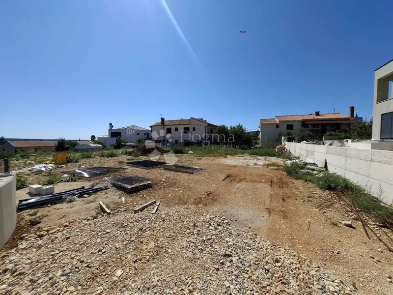 Terreno edificabile circondato da ville a 3 km dal mare – 2