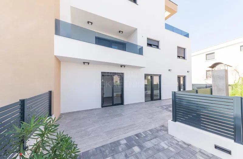 Apartman u prizemlju s dvorištem, Murter – 2
