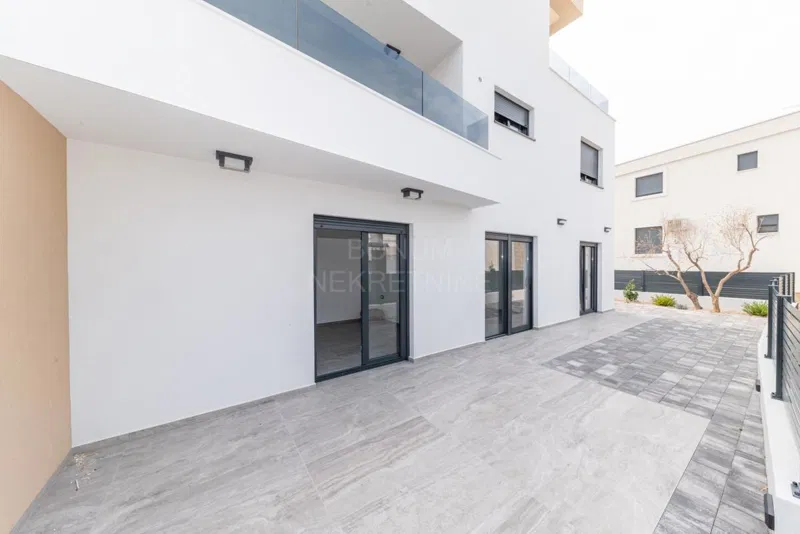 Apartman u prizemlju s dvorištem, Murter – 3