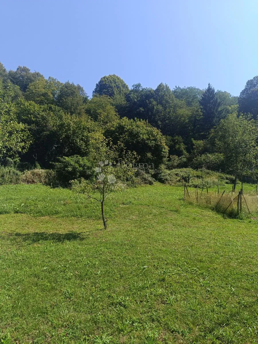 Građevinsko zemljište sa puno okolnih parcela