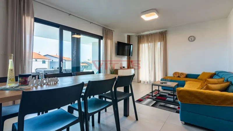 Moderno opremljen apartman sa jacuzzijem i pogledom na more (s2282)