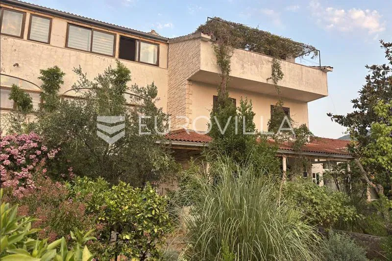 Hvar, Jelsa, stambeno poslovni kompleks idealan za investiciju