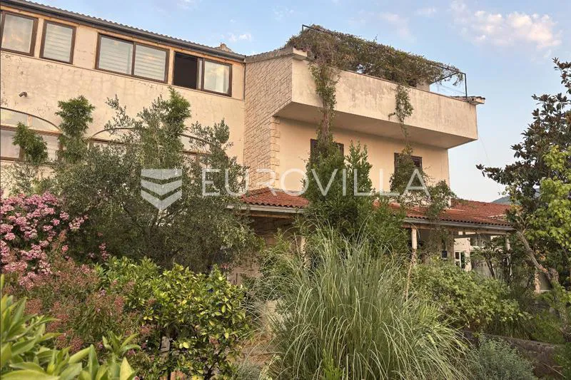 Hvar, Jelsa, stambeno poslovni kompleks idealan za investiciju