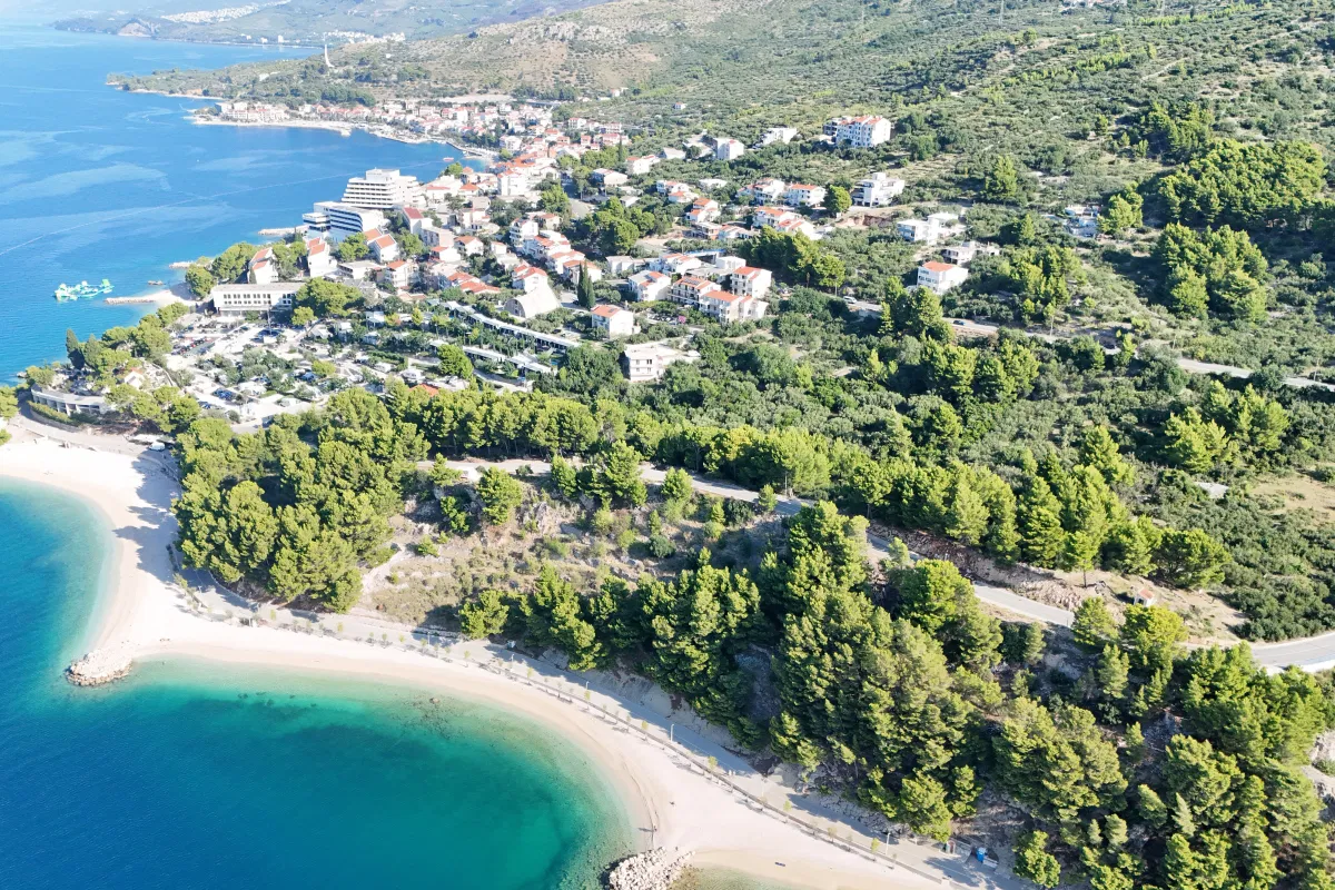 Atraktivno građevinsko zemljište u blizini mora