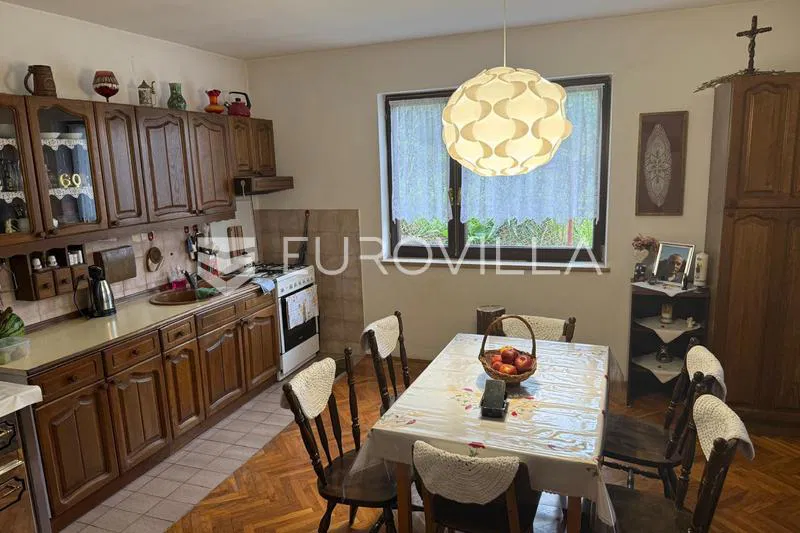 Duga Resa, Mrežnički Brig, kuća 350 m², 130 m do Mrežnice