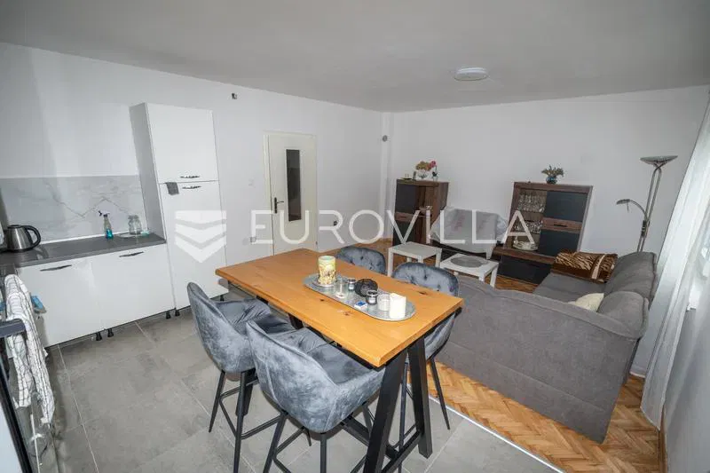 Đakovo, Sjever, dvije kuće sa poslovnim prostorom 250 m²