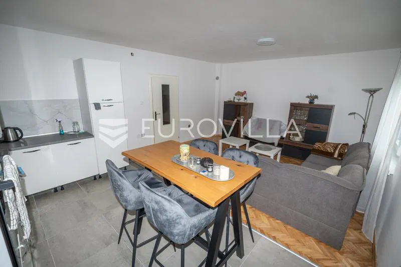 Đakovo, Sjever, dvije kuće sa poslovnim prostorom 250 m²