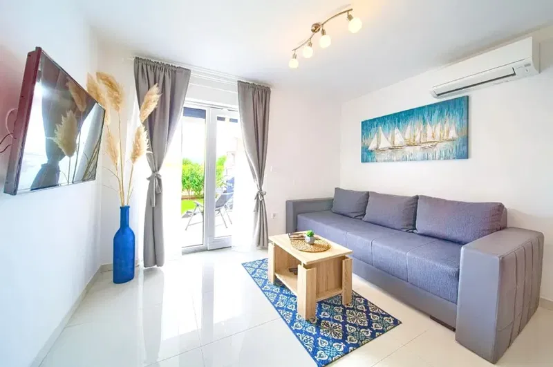 Malinska, two residential units with a garden! – 2