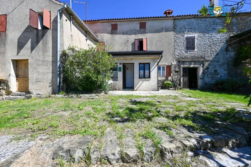 ISTRA- BUJE okolica- kuća za renoviranje na super lokaciji s predivnim pogledom na more