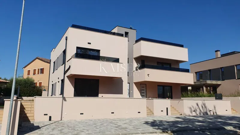 Istria - Poreč, three-bedroom apartment on the ground floor 1 km from the sea – 3