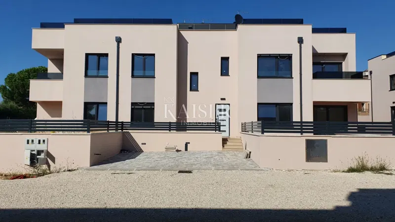 Istria - Poreč, three-bedroom apartment on the ground floor 1 km from the sea – 2