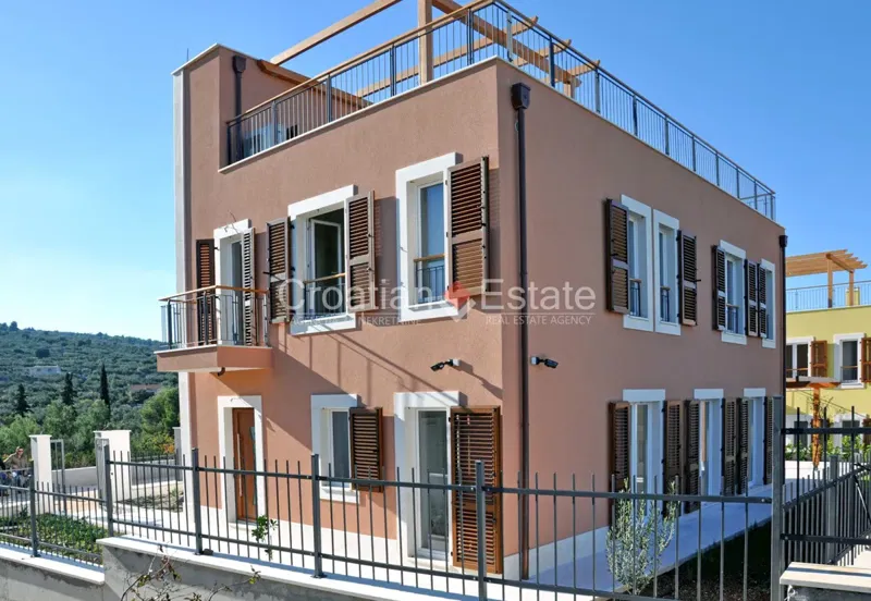 Tengerre néző villa medencével, eladó – 3