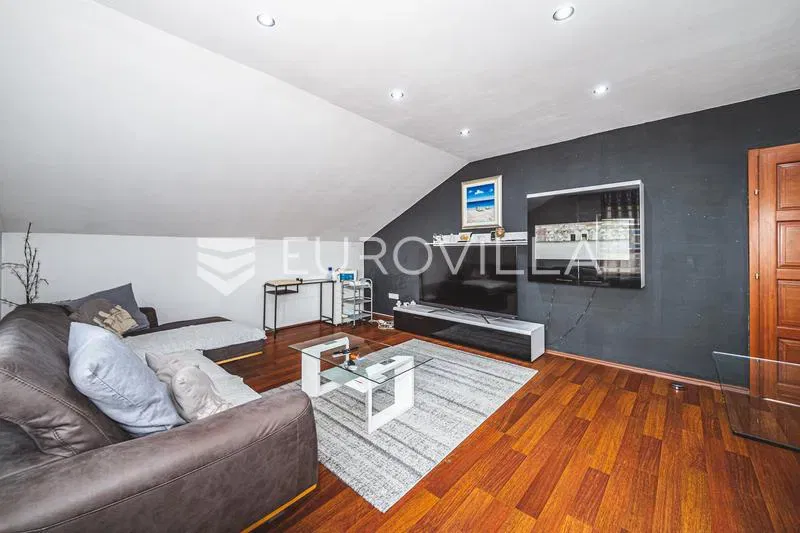 Dugo Selo, Brckovljani, spacious, quality-built house with a garden – 3