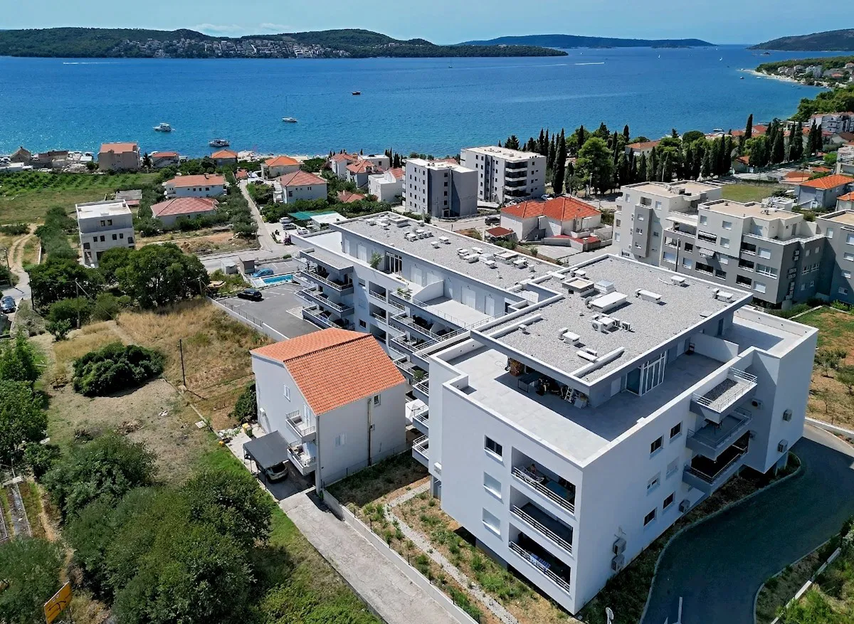 odličan stan s pogledom na more, bazenom i garažom