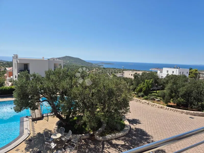 IN VENDITA – VILLA CON VISTA IMPAREGGIABILE SUL MARE, LE ISOLE E PRIMOŠTEN – 2
