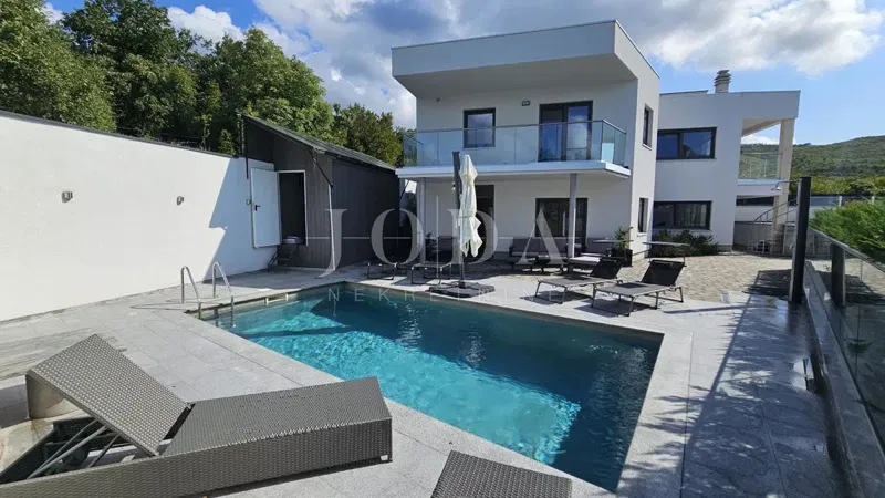 Casa moderna con piscina, garage e due appartamenti – 2