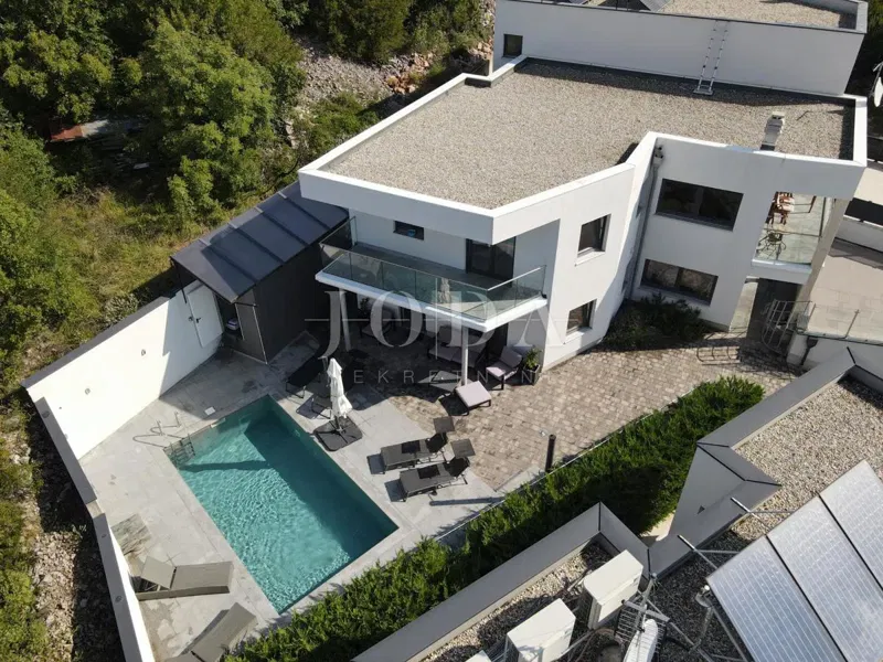 Casa moderna con piscina, garage e due appartamenti – 3