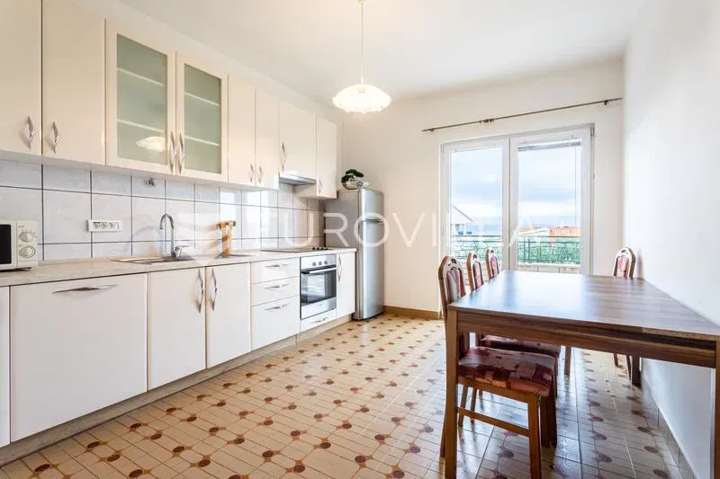 Omiš, Duće, prostrani dvosoban stan, 95,20 m²