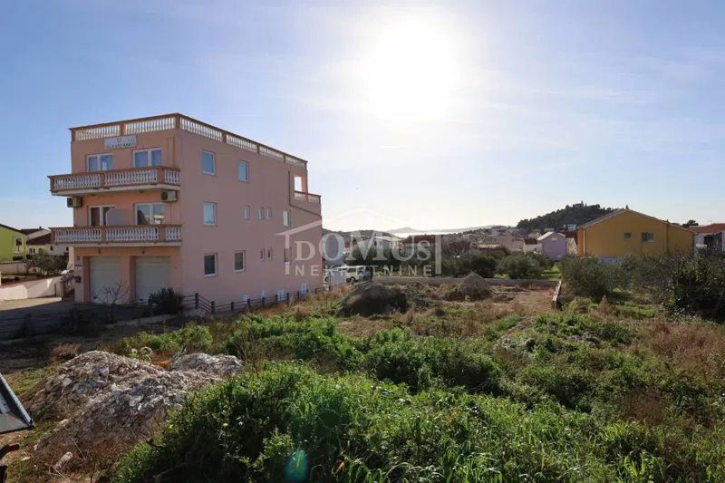 Tribunj, građevinsko zemljište 895m2, s projektom i građevinskom dozvolom