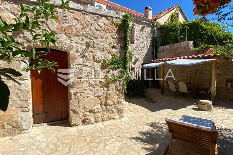 Hvar, Vrbanj, autohtona kamena kuća s bazenom