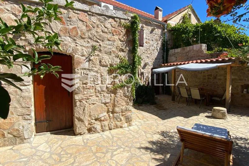 Hvar, Vrbanj, autohtona kamena kuća s bazenom
