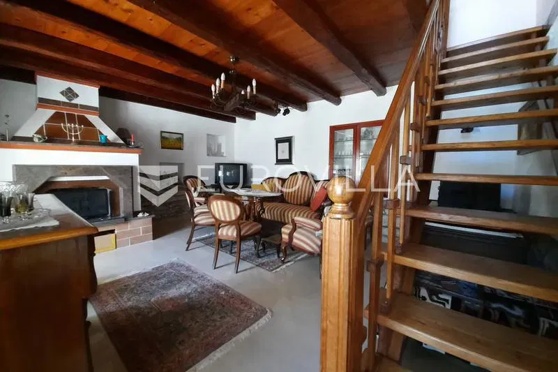 Istria, Marčana, spacious family house with a large garden and an apartment in the center of Kavran – 2