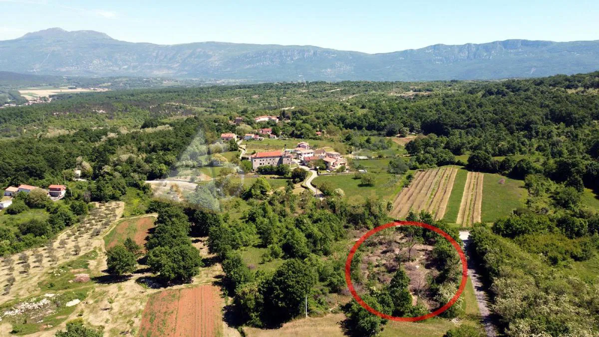 KOMPLEKS GRAĐEVINSKOG I POLJOPRIVREDNOG ZEMLJIŠTA  S POGLEDOM NA BREŽULJKE