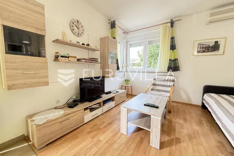Fažana, Valbandon- long-term rental of a three-bedroom app on the ground floor grom 1.9. – 3