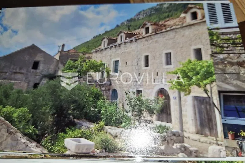 Mljet, Babino Polje, Sršenovići, stara kamena kuća u nizu