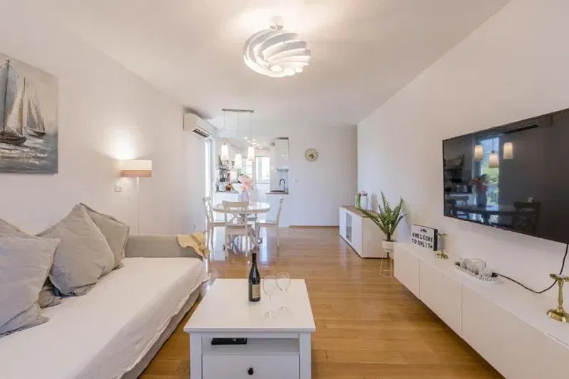 Spacious family apartment with balcony and loggia – 3