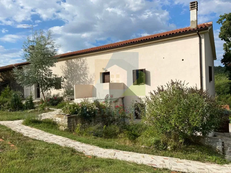 Istra, Grožnjan, Casa bifamiliare con 4 unità abitative e giardino – 3