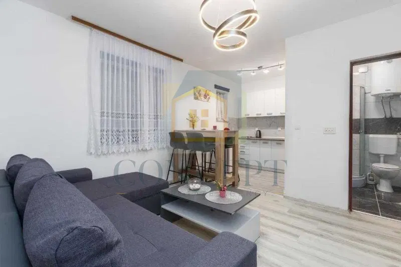 Poreč, surroundings, Apartment divided into two residential units, 8 km from the sea – 2