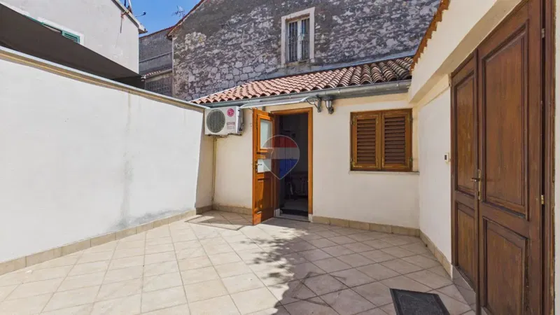 Istria, Rovinj, center, quiet street, two apartments + private yard – 3