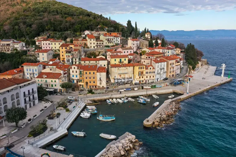 Mošćenička Draga, centrum, atraktívny apartmán v prvom rade pri mori, dvojposchodový, balkón