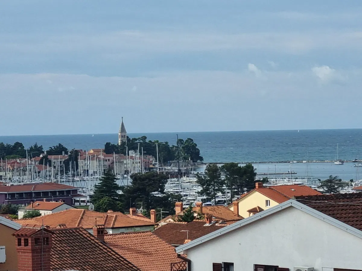 Potpuno namješten stan sa pogledom na more u Novigradu