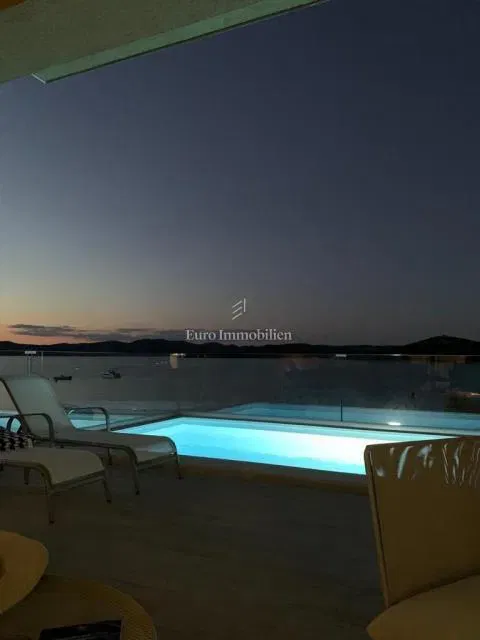 Betina – Appartamento con piscina, prima fila sul mare – 2